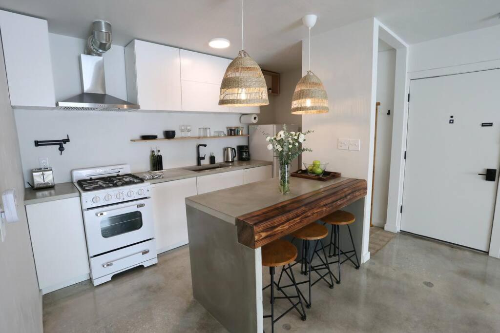 Concrete Suite 5 Min Walk To Shands Uf Gainesville Exteriör bild