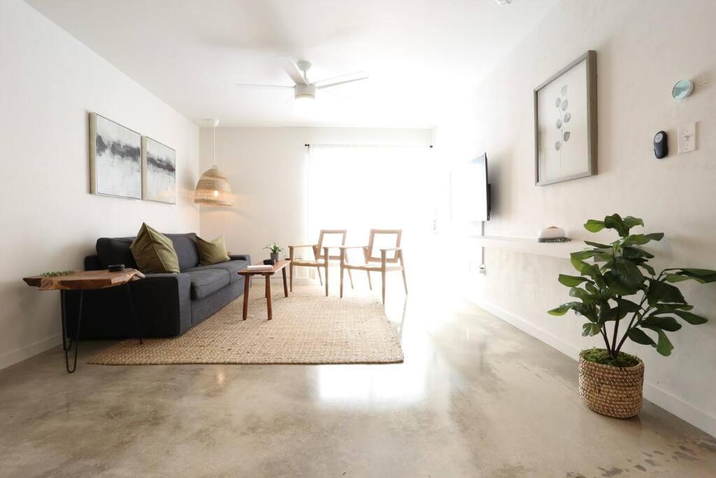 Concrete Suite 5 Min Walk To Shands Uf Gainesville Exteriör bild